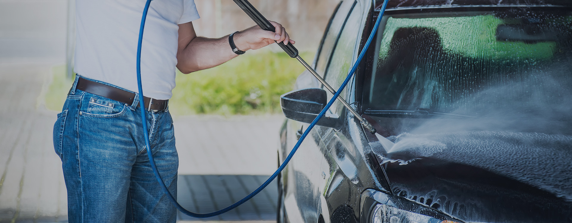 Nettoyage haute pression sur carrosserie de voiture noire